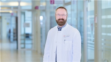 Rainer Dubbels ist Leiter der Krankenhaus-Apotheke im Klinikum Bremerhaven und kennt sich gut mit den Corona-Medikamenten aus.