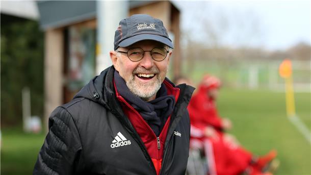 Nägel mit Köpfen: Duray bleibt auch nächste Saison Trainer in Selsingen Rainer Duray verbreitet gute Laune beim MTSV Selsingen. Der Coach sorgte in seiner ersten Saison für einen Paukenschlag und holte die Wintermeisterschaft.