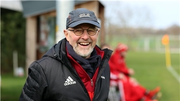 Rainer Duray verbreitet gute Laune beim MTSV Selsingen. Der Coach sorgte in seiner ersten Saison für einen Paukenschlag und holte die Wintermeisterschaft.