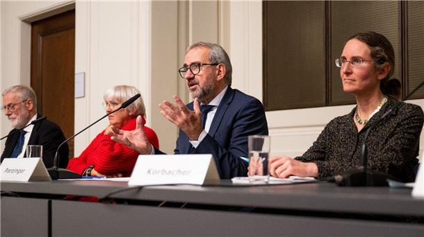 Stiftung Preußischer Kulturbesitz vor grundlegender Reform Rainer Robra (l-r, CDU), Kulturminister von Sachsen-Anhalt, Claudia Roth (Bündnis 90/Die Grünen), Kulturstaatsministerin, Hermann Parzinger, Präsident der Stiftung Preußischer Kulturbesitz, und Dagmar Korbacher, Direktorin Kupferstichkabinett der Staatlichen Museen zu Berlin, bei der Vorstellung der Eckpunkte für die Reform der Stiftung Preußischer Kulturbesitz.