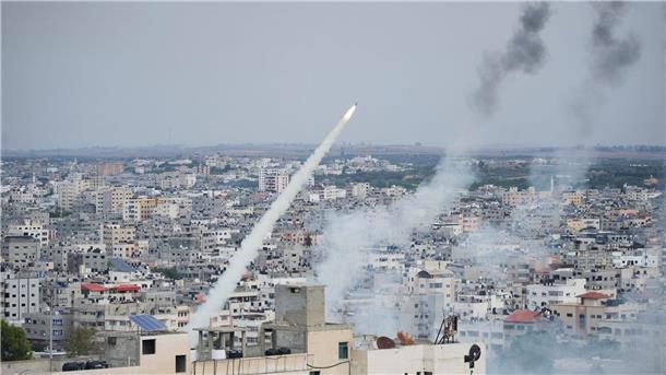 Raketen werden am 7. Oktober von der Hamas aus dem Gazastreifen auf Israel abgefeuert.