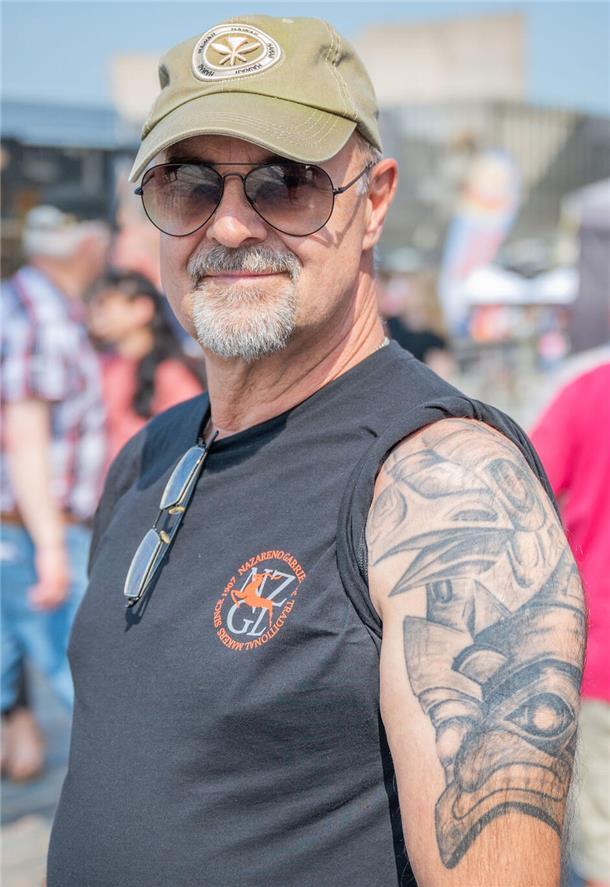 Ralf aus Bremen zeigt seinen Totempfahl.
