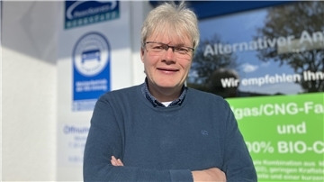 Ralf Behling vor seiner Werkstatt. 