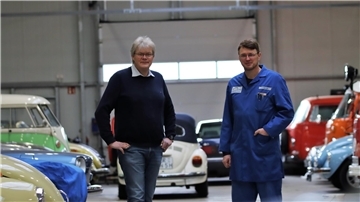 Ralf (links) und Harald Behling restaurieren in ihrer Fachwerkstatt in Sottrum historische Fahrzeuge.