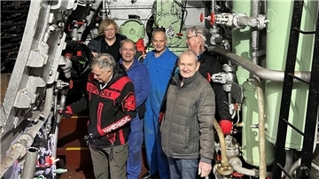 Ralf Schaefer und Martin Claus beobachten aufmerksam das Training der Dampfmaschinisten im Maschinenraum der „Rau IX“.