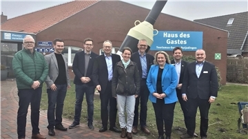 Ralph Krümpelmann, Jonas Pohlmann, Patrik Poelmeyer, Axel Miesner, Saskia Buschmann, Björn Thümler, Melanie Reinecke, Axel Linneweber und Robert Kowitz tauschten sich über die Finanzierung von Tourismuskommunen aus.