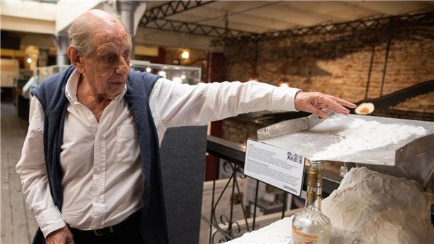 Ramon Sabella, Überlebender des Flugunfalls, erzählt seine Erfahrungen im Museum Anden 1972.