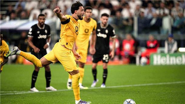 Ramy Bensebaini trifft zum zwischenzeitlichen 4:2 vom Elfmeterpunkt.