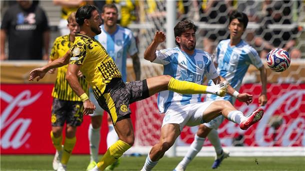 Ramy Bensebaini vom BVB und Matias Lacava lieferten sich ein heißes Duell.