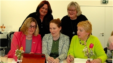 Fünf Frauen sitzen an einem Tisch. Das Quintett bildet den neuen Landfrauenvorstand im Oste-Wörpe-Verband.