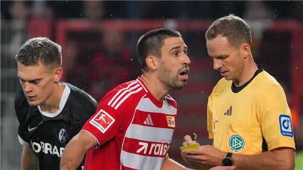 Video-Schiri kassiert Tore ein: Union gegen Freiburg 0:0 Rani Khedria kann eine Entscheidung von Schiedsrichter Storks nicht verstehen.