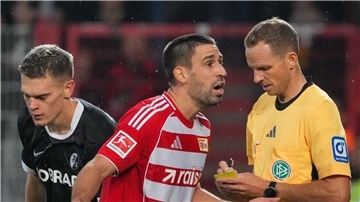 Rani Khedria kann eine Entscheidung von Schiedsrichter Storks nicht verstehen. 