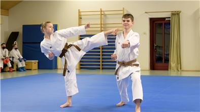 Zwei Kinder beim Karate.
