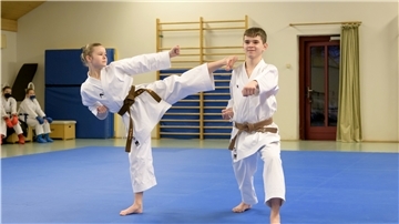 Zwei Kinder beim Karate.
