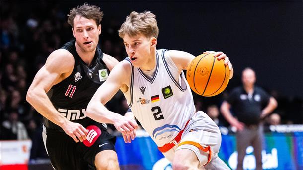 Ein Basketballer dribbelt an einem Gegenspieler vorbei. Dabei handelt sich um Raphael Falkenthal, Neuzugang der Eisbären Bremerhaven. 