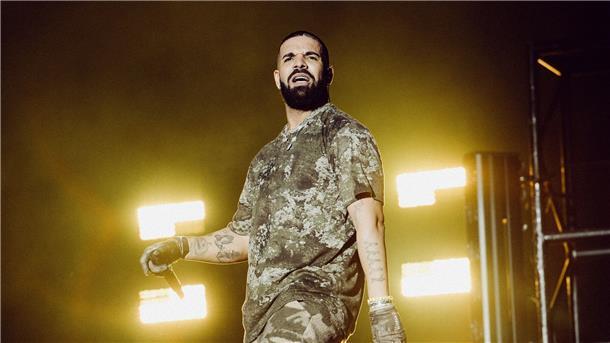 Rapper Drake bei seinem Überraschungsauftritt beim Wireless Festival in London.