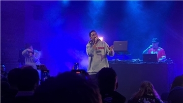 Rapper Eko Fresh bei seinem Auftritt im Apollo in Geestemünde.