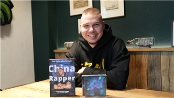 Rapper Scor sitzt im Havenstudio der Nordsee-Zeitung. Er stellt sein Buch und sein neues Album vor.