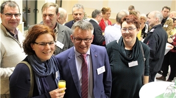 Ratsfrau Karen Lingner-Bahr (Grüne, links) fordert Hagens Bürgermeister Andreas Wittenberg (parteilos, Mitte) heraus. Das Bild entstand beim Neujahrsempfang 2020.
