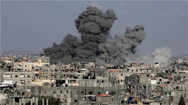 Medien: Israels Parlament billigt Notstandsregierung Rauch, Asche und Staub steigen nach israelischen Luftangriffen im südlichen Gazastreifen auf.