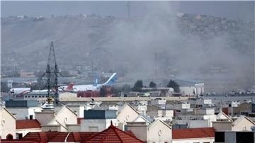 Rauch steigt am 26.08.2021 nach der tödlichen Explosion vor dem Flughafen in Afghanistans Hauptstadt Kabul auf.