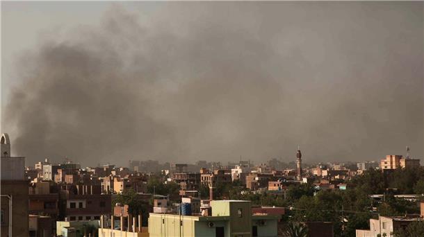 Rauch steigt am 29.04.2023 über der sudanesischen Hauptstadt Khartum auf.