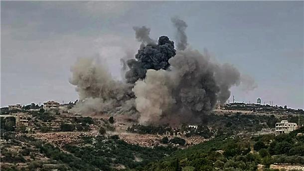 Vergeltung mit Raketen: Hisbollah feuert auf Israel Rauch steigt auf nach einem israelischen Angriff mit Kampfhubschraubern auf ein Dorf im Südlibanon.