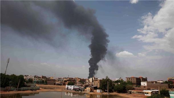 Sudan: Ärzte ohne Grenzen zu Propagandavideo gedrängt Rauch steigt auf, während die Kämpfe zwischen der sudanesischen Armee und den paramilitärischen Rapid Support Forces weitergehen.