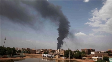 Rauch steigt auf, während die Kämpfe zwischen der sudanesischen Armee und den paramilitärischen Rapid Support Forces weitergehen.