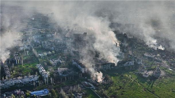 Was der Ukraine-Krieg fürs Klima heißt Rauch steigt aus beschossenen Gebäuden in Bachmut in der Region Donezk auf.