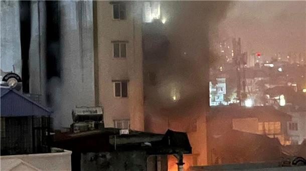 Opferzahl bei Brandkatastrophe in Wohnhaus steigt auf 56  Rauch steigt aus dem brennenden Gebäude in Hanoi.