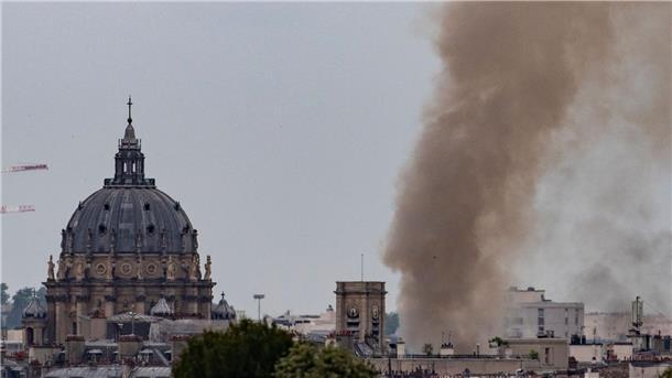 37 Verletzte bei Gebäudeexplosion im Zentrum von Paris Rauch steigt aus einem Gebäude am Place Alphonse-Laveran in der Nähe des Doms des Val de Grace (l) in Paris auf.