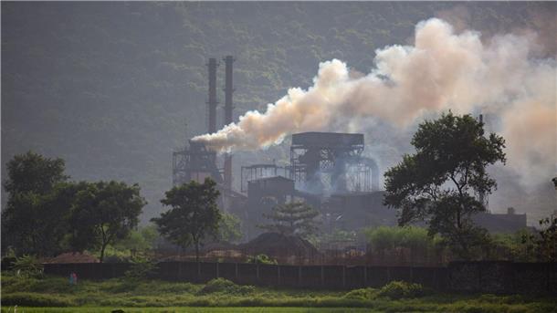 Warum Indien für Deutschland wichtiger wird Rauch steigt aus einem mit Kohle betriebenen Stahlwerk im Dorf Hehal in der Nähe von Ranchi im östlichen Bundesstaat Jharkhand.