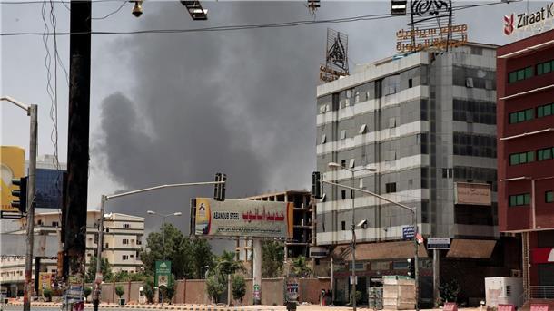 Weiter Kämpfe im Sudan - Waffenruhe vorerst gescheitert Rauch steigt aus einem Wohnviertel in Khartum auf.