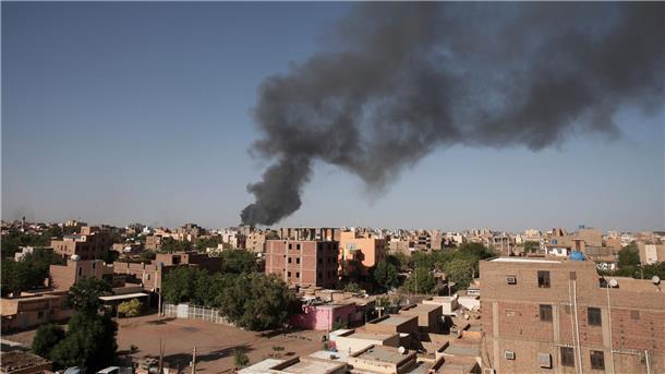 Sudan: Keine Feuerpause an muslimischem Feiertag Rauch steigt nach anhaltenden Kämpfen über den Dächern von Khartum auf.