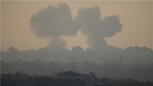 Rauch steigt nach einem israelischen Luftangriff auf den Gazastreifen auf.