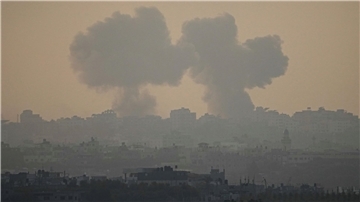 Rauch steigt nach einem israelischen Luftangriff auf den Gazastreifen auf.