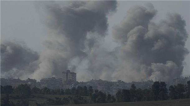 Rauch steigt nach einem israelischen Luftangriff auf den Gazastreifen auf.
