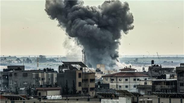Rauch steigt nach einem israelischen Luftangriff über der Stadt Rafah auf.