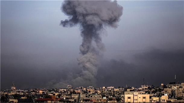 Rauch steigt nach einem israelischen Luftangriff über der Stadt Chan Junis im Gazastreifen auf.