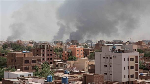 Kein Ende der Kämpfe im Sudan in Sicht Rauch steigt über der Stadt Khartum im Sudan auf.