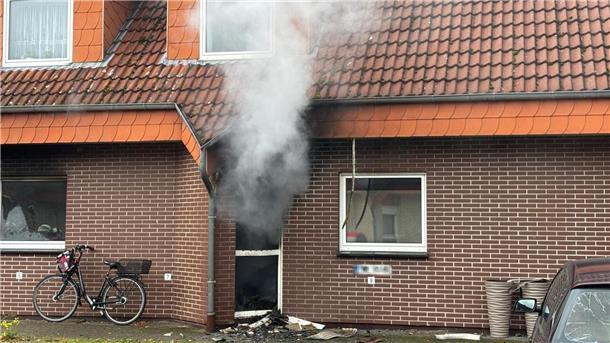 Wohnungsbrand in Bad Bederkesa: Vier Verletzte Rauchentwicklung aus der Wohnung im Erdgeschoss