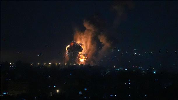 Israel greift nach Beschuss Hamas-Ziele in Gaza an Rauch und Feuer steigen nach einer Explosion auf, die durch einen israelischen Luftangriff auf Gaza-Stadt verursacht wurde.