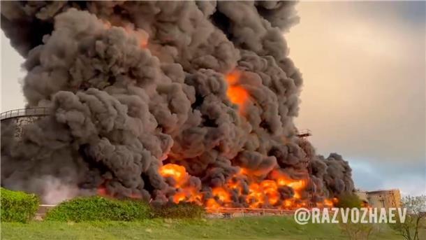 Rauch und Flammen steigen aus einem brennenden Treibstofftank in Sewastopol auf der von Russland seit 2014 annektierten Halbinsel Krim auf.