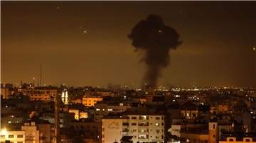 Rauch und Flammen steigen nach israelischen Luftangriffen über Gaza-Stadt auf.