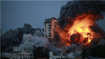 Rauch und Flammen steigen über Gaza-Stadt auf, nachdem israelische Streitkräfte ein Hochhaus angegriffen haben.