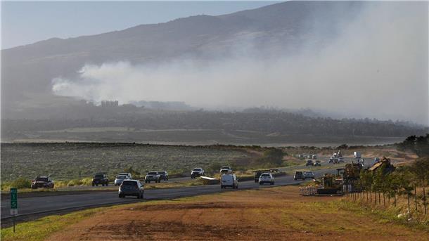 Mindestens 53 Tote bei Feuer auf Hawaii-Insel Rauch weht über dem Hang des Vulkans Haleakala, während ein Feuer im Landesinneren brennt. Mehrere Gemeinden mussten wegen Waldbränden evakuiert werden.