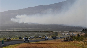 Rauch weht über den Hang des Vulkans Haleakala auf Hawaii von einem Feuer im Landesinneren.