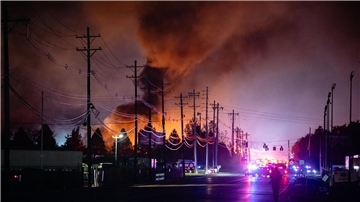 Rauchschwaden steigen auf, nachdem ein UPS-Frachtflugzeug beim Start auf dem Louisville Muhammad Ali International Airport abgestürzt und explodiert ist.