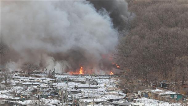 Rauchschwaden steigen im vierten Bezirk von Guryong Village, dem letzten verbliebenen Slum in Seoul, im Bezirk Gangnam auf.